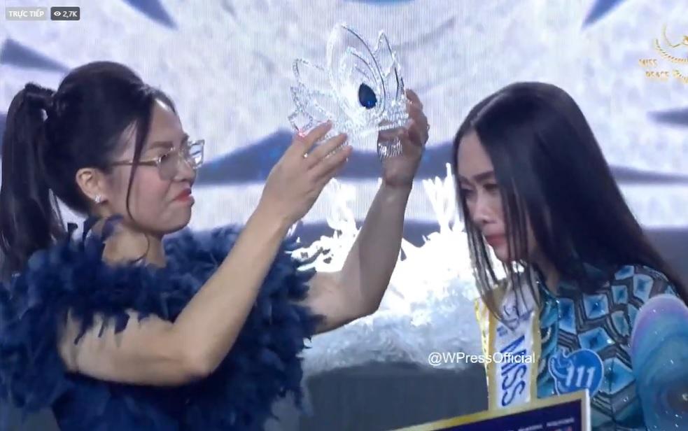 Trưởng BTC Miss Peace Vietnam biểu cảm lạ khi trao vương miện-2