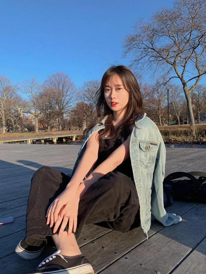 Ngoài ra, cô còn có khả năng ngoại gữ tốt khi đang làm thông dịch viên chuyên nghiệp tại TP.HCM.