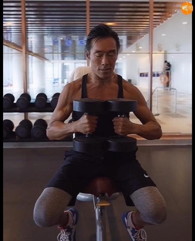 Sao nam cùng thời Lưu Đức Hoa bị vợ xúi đóng phim nóng giờ ra sao?-9