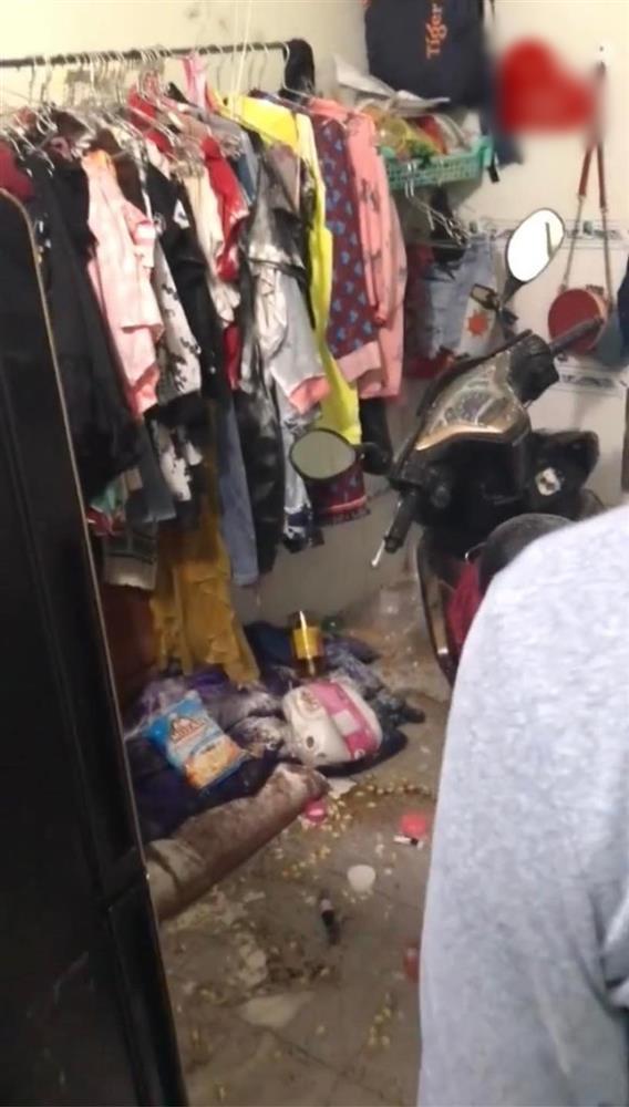 Chia tay mối tình 4 năm, cô gái bị bạn trai cũ đến phòng trọ đập phá-2