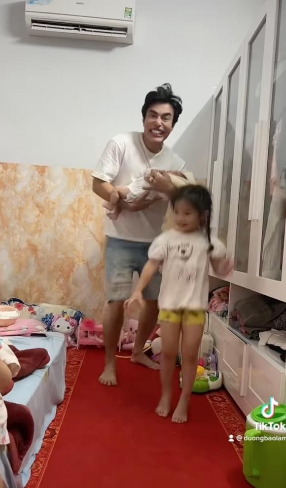 Lê Dương Bảo Lâm bế con 1 tháng tuổi nhảy nhót liền bị nhắc nhở-2