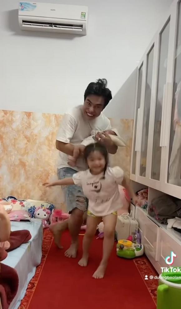 Lê Dương Bảo Lâm bế con 1 tháng tuổi nhảy nhót liền bị nhắc nhở-3
