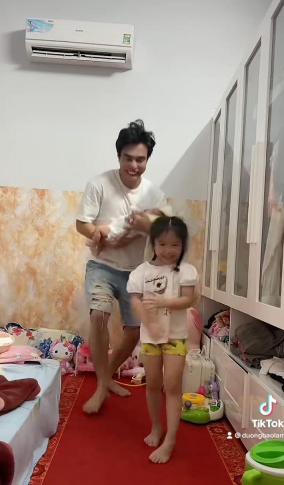 Lê Dương Bảo Lâm bế con 1 tháng tuổi nhảy nhót liền bị nhắc nhở-4