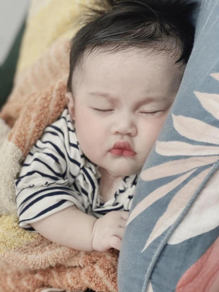 Lê Dương Bảo Lâm bế con 1 tháng tuổi nhảy nhót liền bị nhắc nhở-8