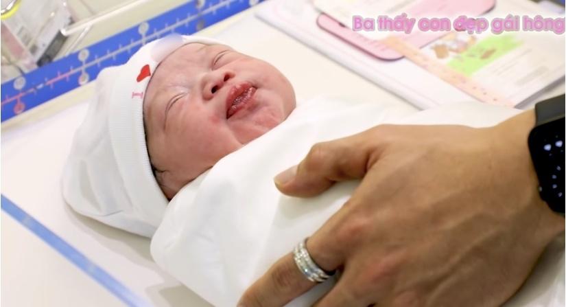 Lê Dương Bảo Lâm bế con 1 tháng tuổi nhảy nhót liền bị nhắc nhở-9