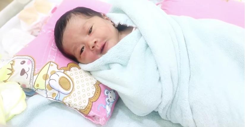 Lê Dương Bảo Lâm bế con 1 tháng tuổi nhảy nhót liền bị nhắc nhở-10