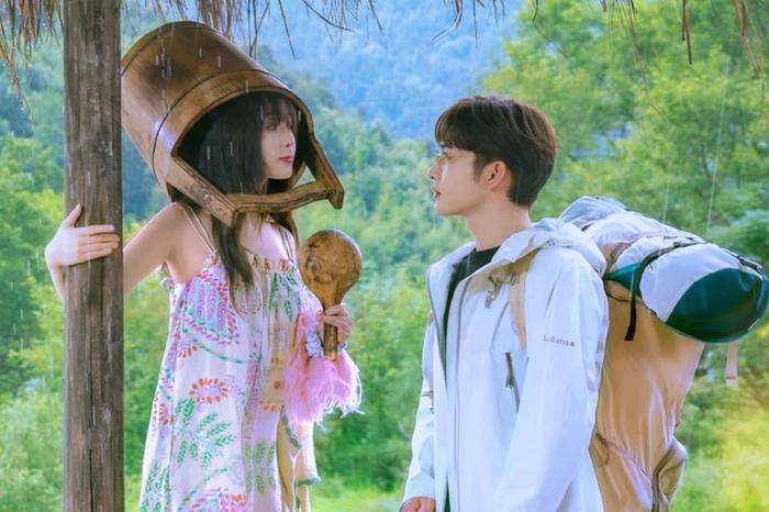 Ngu Thư Hân bị soi dùng hàng nhái, đạo diễn lên tiếng bênh vực-4