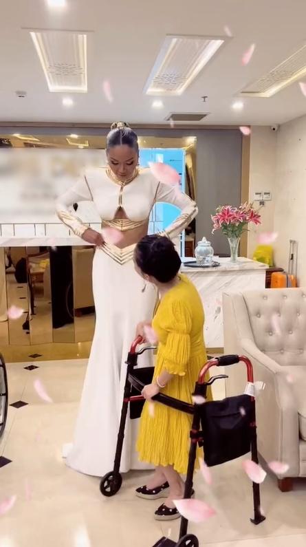 HHen Niê cư xử tinh tế khi chụp ảnh với người khuyết tật-2