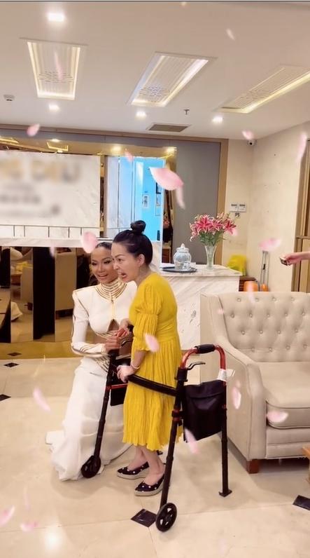 HHen Niê cư xử tinh tế khi chụp ảnh với người khuyết tật-3