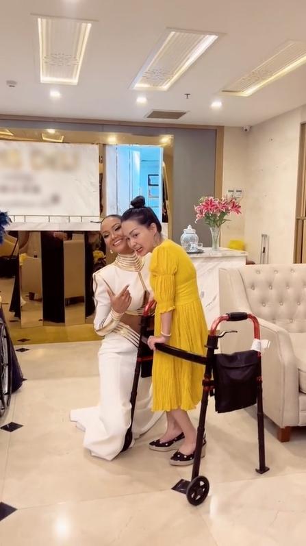 HHen Niê cư xử tinh tế khi chụp ảnh với người khuyết tật-4