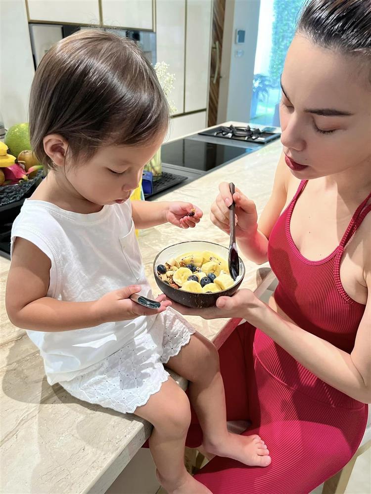 Mặt mộc Hồ Ngọc Hà có còn mướt khi U40 và là mẹ 3 con?-5