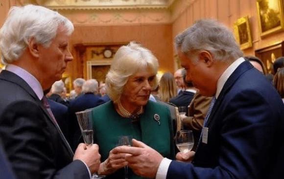 Vòng cổ của Công nương Diana bị bà Camilla sửa thành ghim cài áo-5