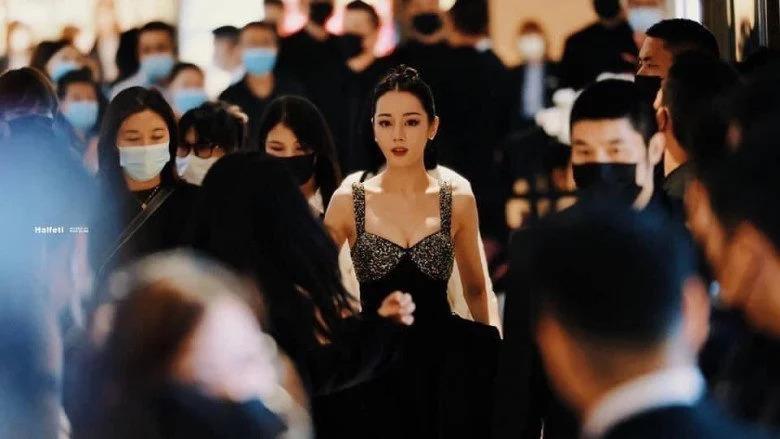 Kiểu tóc mái giúp Địch Lệ Nhiệt Ba sang chảnh ngút ngàn-3