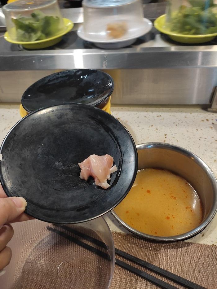 Đi ăn lẩu băng chuyền, cô gái sốc nặng vì cả cái đĩa có 1 miếng thịt-2