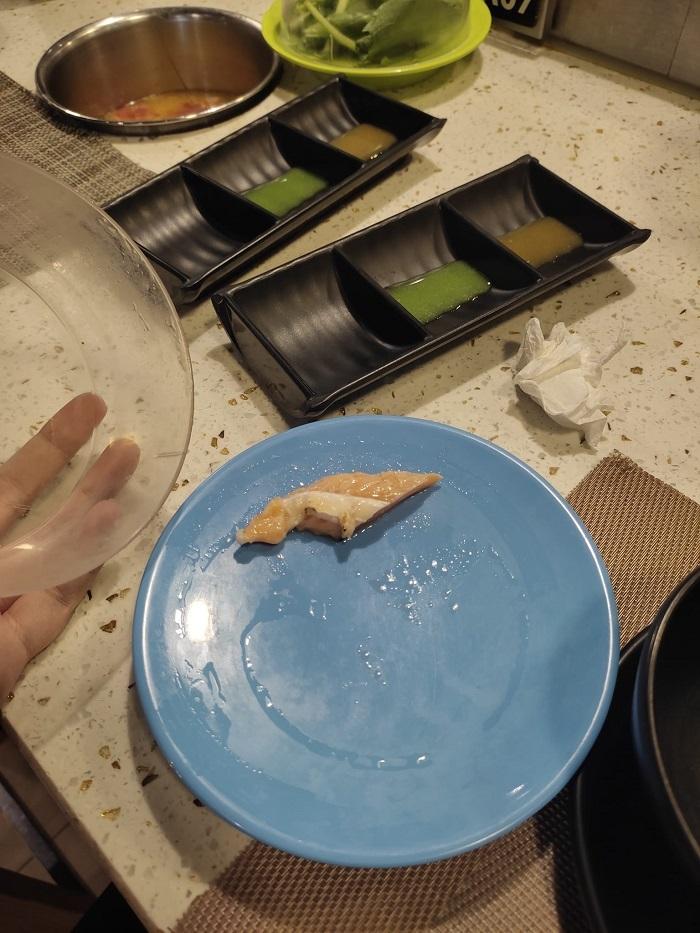 Đi ăn lẩu băng chuyền, cô gái sốc nặng vì cả cái đĩa có 1 miếng thịt-3