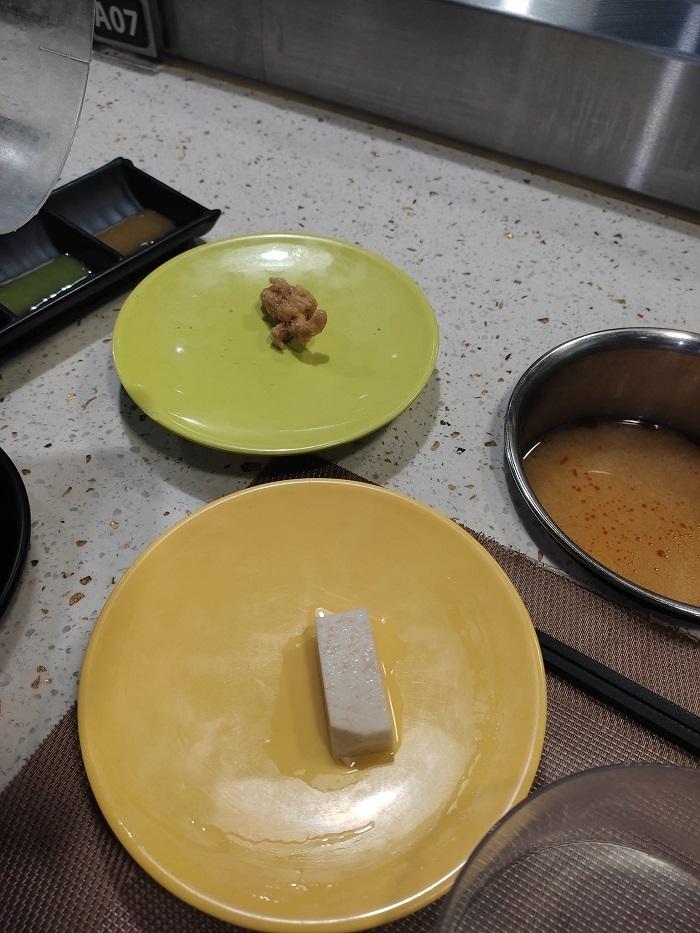 Đi ăn lẩu băng chuyền, cô gái sốc nặng vì cả cái đĩa có 1 miếng thịt-4