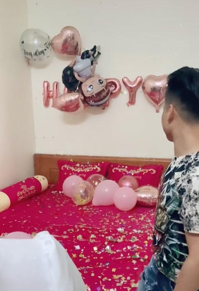 Chú rể bực tức vì nhóm bạn bắn pháo giấy khắp phòng tân hôn-5