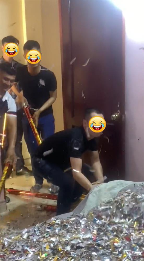 Chú rể bực tức vì nhóm bạn bắn pháo giấy khắp phòng tân hôn-8