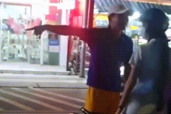 Clip: Kinh hãi xe tập lái lao như bay vào nhà dân ở Bắc Giang-3