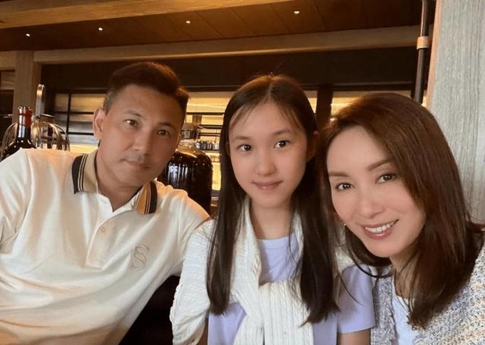 Con gái 12 tuổi cao 1,6 m của Quách Khả Doanh-2