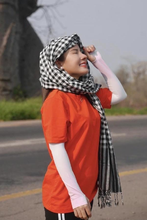 Bị mắng ké fame Quang Linh sang châu Phi, bà Nhân Vlog nói gì?-6