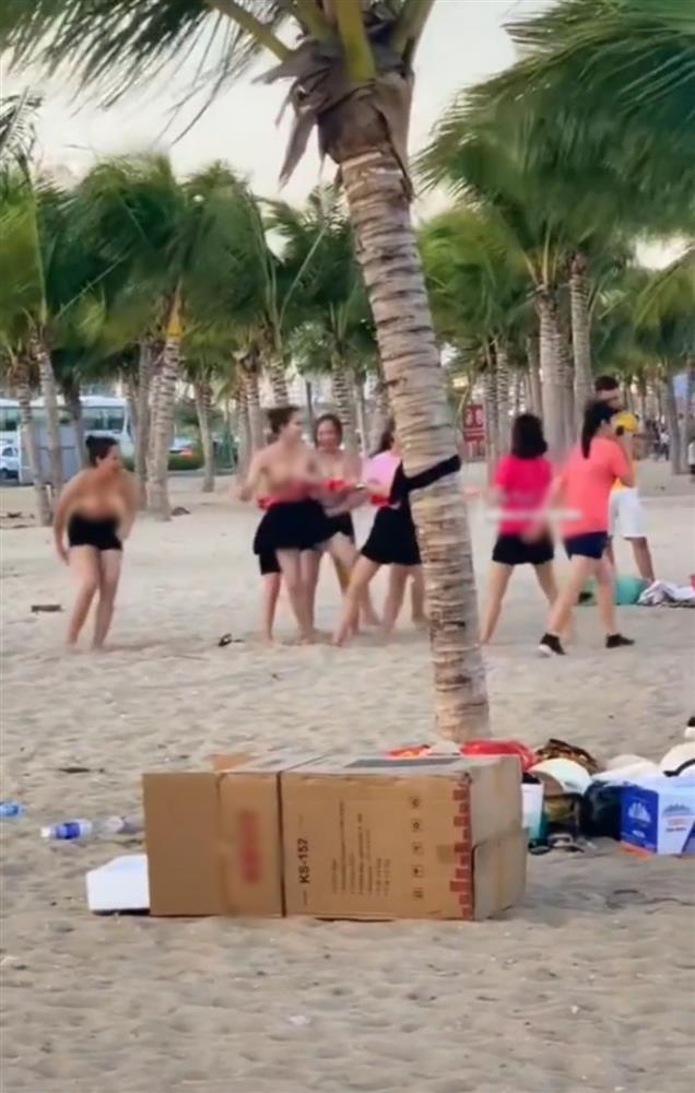 Xôn xao nhóm phụ nữ cởi áo chơi team building ở Hạ Long-1