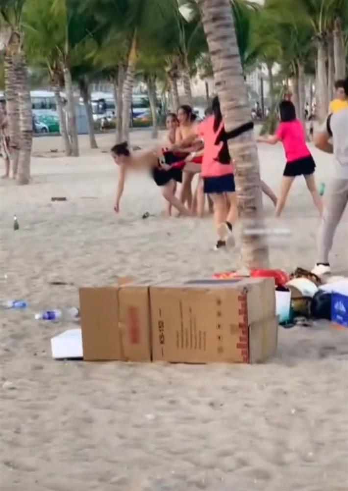 Xôn xao nhóm phụ nữ cởi áo chơi team building ở Hạ Long-2