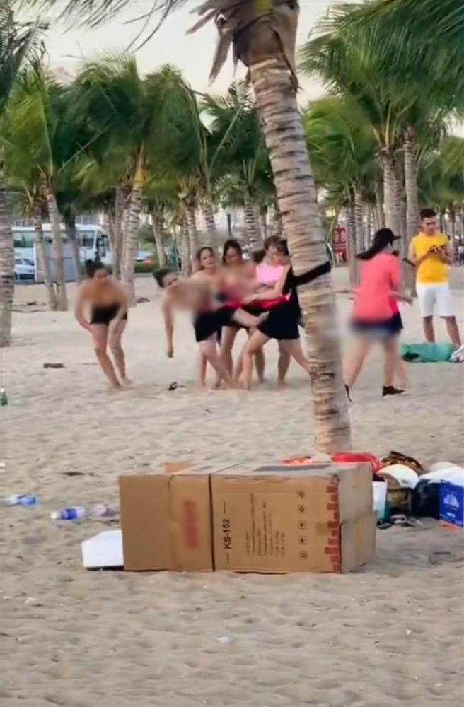 Xôn xao nhóm phụ nữ cởi áo chơi team building ở Hạ Long-3