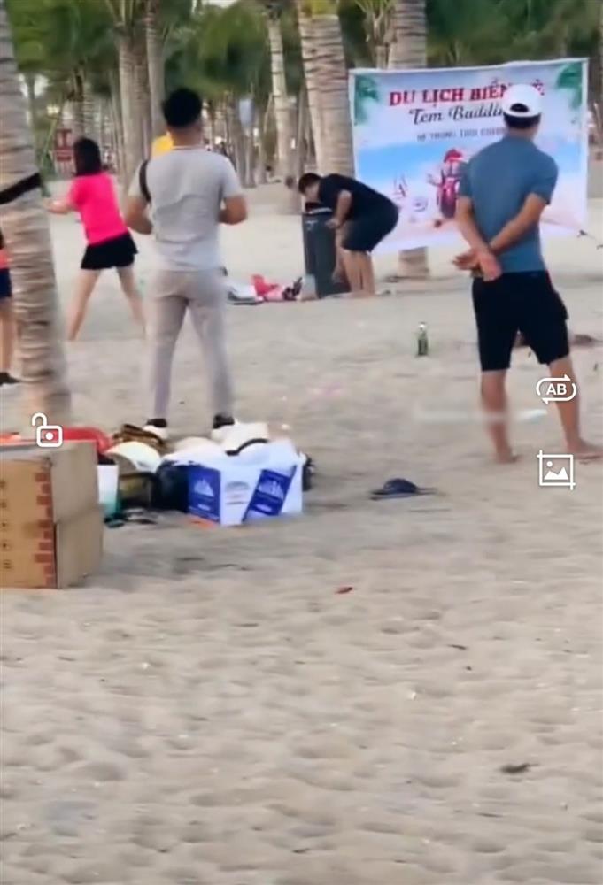 Xôn xao nhóm phụ nữ cởi áo chơi team building ở Hạ Long-5