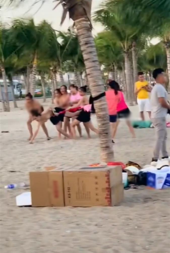 Xôn xao nhóm phụ nữ cởi áo chơi team building ở Hạ Long-4