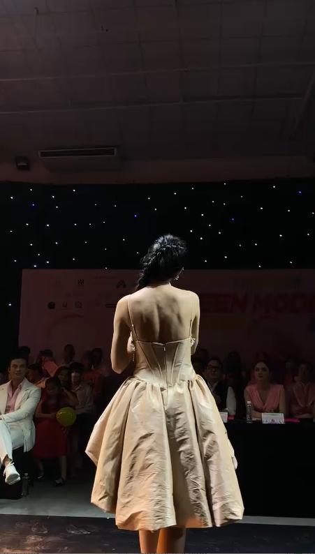 Thủy Tiên váy nhàu nhĩ; Nam Em và Khổng Tú Quỳnh như công chúa-2