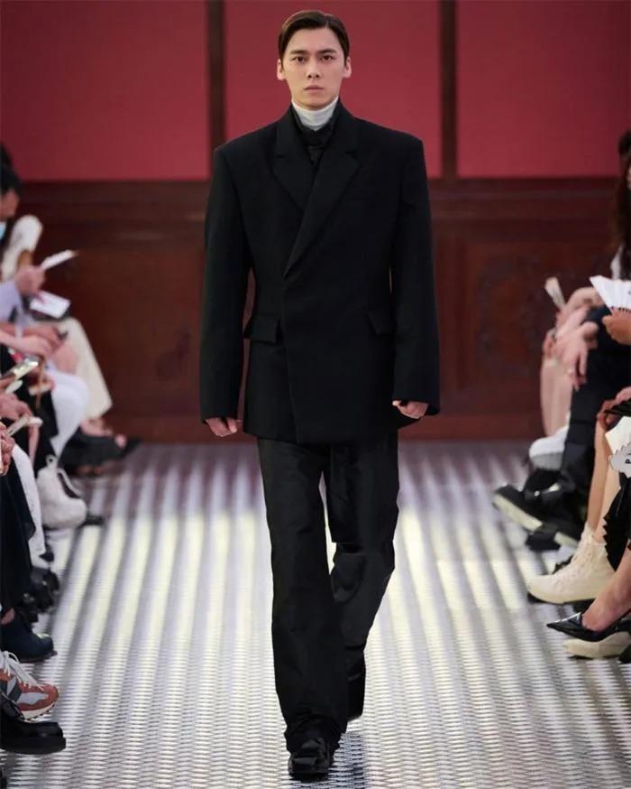 Xui như Prada: Ai làm đại sứ cũng dính phốt tiêu tan sự nghiệp-1