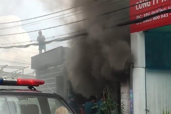 Ô tô đỗ trong nhà bốc cháy ngùn ngụt, cả phố náo loạn-2