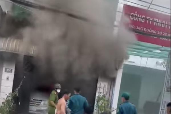 Cháy ngùn ngụt tòa nhà cao chọc trời nổi tiếng Trung Quốc-3