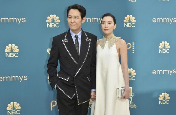 Tài tử Lee Jung Jae và bạn gái Lim Se Ryung công khai sánh đôi trên thảm đỏ Lễ trao giải Emmy.