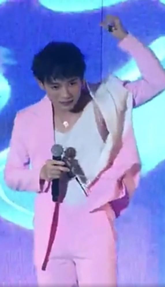 Bị fan yêu cầu cởi áo, Trúc Nhân xử lý cao tay-2