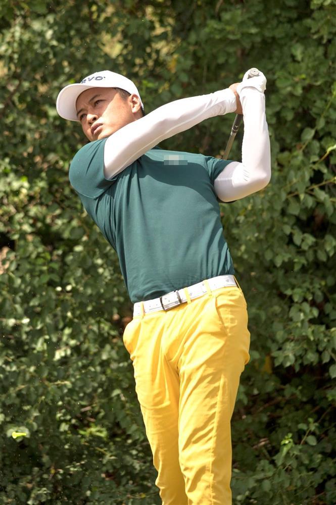 Hồng Đăng khoe ảnh chơi golf, mặc quần màu nổi bật-1