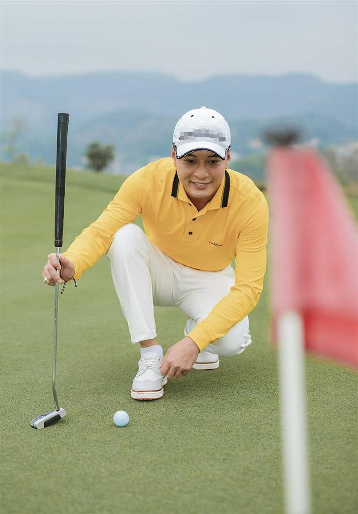 Hồng Đăng khoe ảnh chơi golf, mặc quần màu nổi bật-3