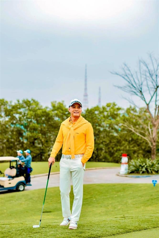 Hồng Đăng khoe ảnh chơi golf, mặc quần màu nổi bật-6