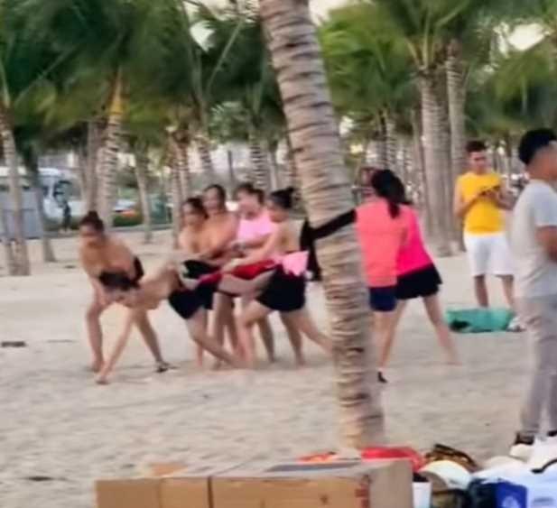 Clip nhóm phụ nữ cởi áo chơi team building trên biển từ năm 2020-1