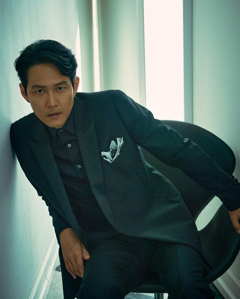 Lee Jung Jae sinh năm 1972, là ngôi sao điện ảnh hàng đầu làng giải trí Hàn với gần 30 năm diễn xuất. Anh ghi dấu ấn qua các tác phẩm như 