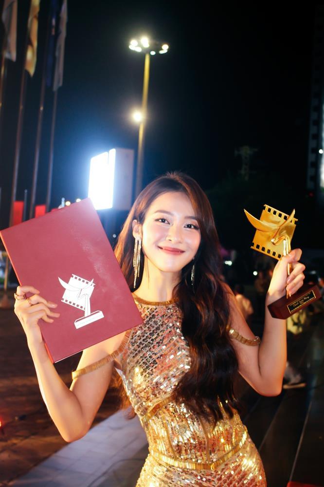 Khả Ngân gây tranh cãi khi nhận giải Diễn viên xuất sắc-4