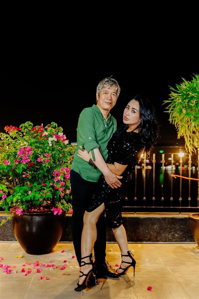 Diva Thanh Lam tạo dáng lạ lùng bên hôn phu bác sĩ-1
