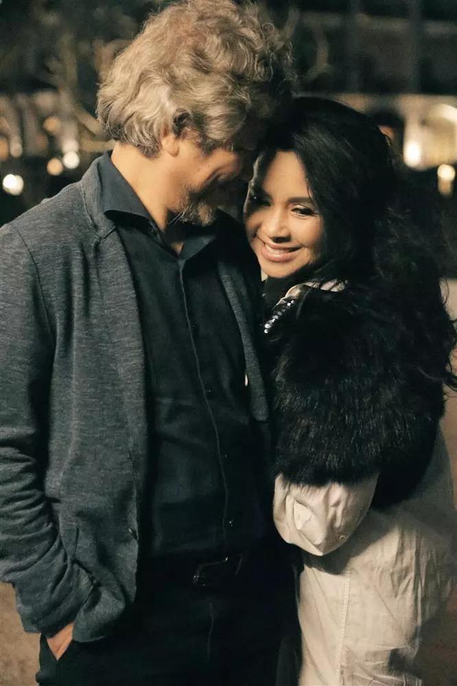 Diva Thanh Lam tạo dáng lạ lùng bên hôn phu bác sĩ-6