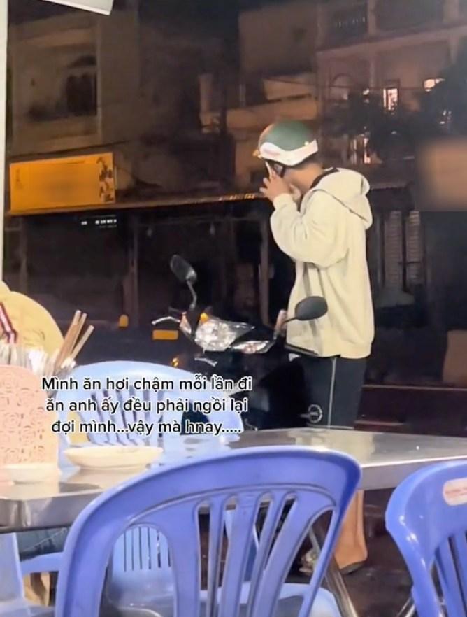 Clip: Gần 1 tiếng chưa ăn hết đĩa cơm, cô gái bị bạn trai bỏ lại quán-1