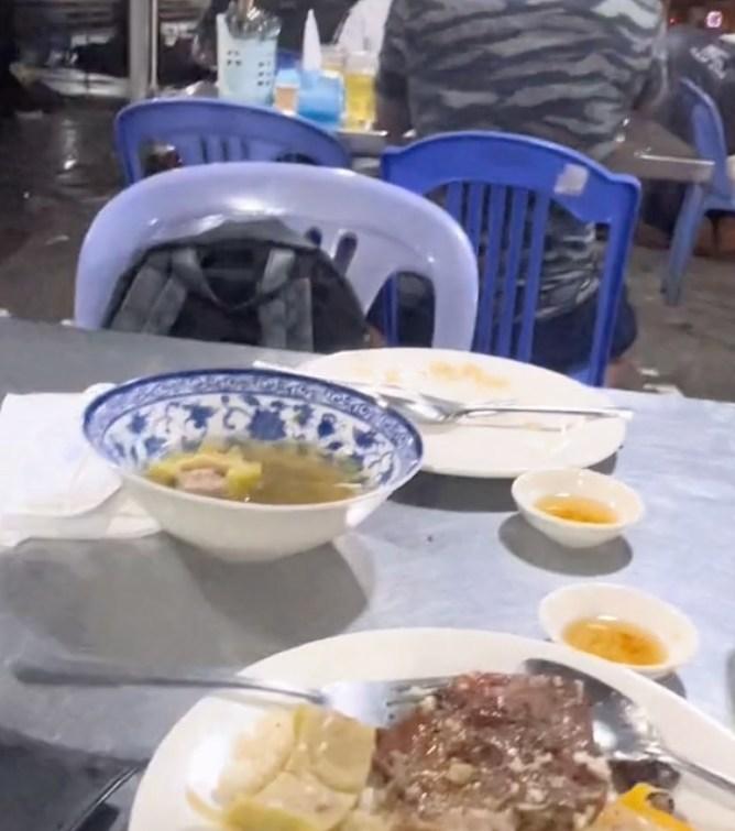 Clip: Gần 1 tiếng chưa ăn hết đĩa cơm, cô gái bị bạn trai bỏ lại quán-3