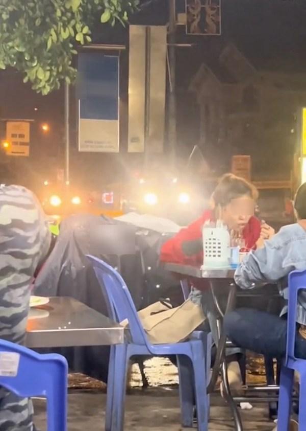 Clip: Gần 1 tiếng chưa ăn hết đĩa cơm, cô gái bị bạn trai bỏ lại quán-6