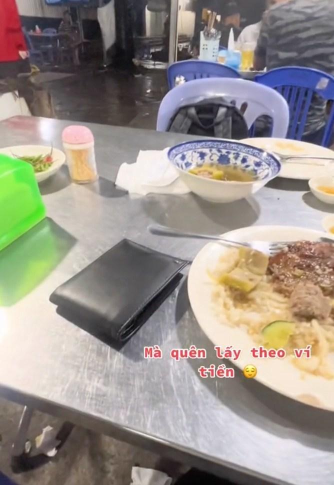 Clip: Gần 1 tiếng chưa ăn hết đĩa cơm, cô gái bị bạn trai bỏ lại quán-8