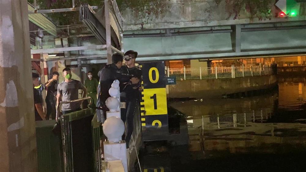 Tưới xăng, châm lửa thiêu mình rồi nhảy xuống kênh tự sát-2