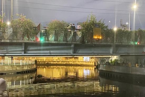 Tưới xăng, châm lửa thiêu mình rồi nhảy xuống kênh tự sát